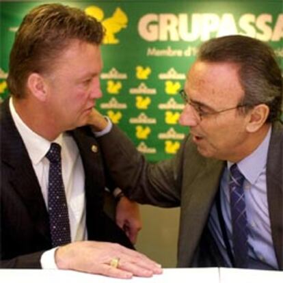 Van Gaal, a la izquierda, junto a Joan Gaspart en un momento de la rueda de prensa que ha dado esta mañana.