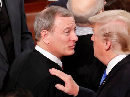 Donald Trump habla con el presidente del Tribunal Supremo, John Roberts, en el Congreso el pasado enero.