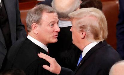 Donald Trump habla con el presidente del Tribunal Supremo, John Roberts, en el Congreso el pasado enero.