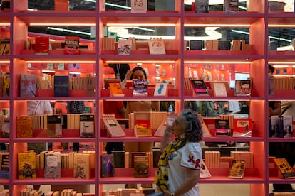 Mujeres observan los libreros del pabellón de España, el país invitado de honor este año a la feria del libro. 