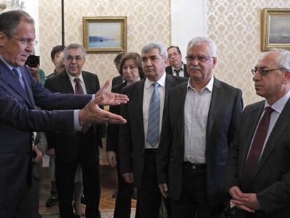 El ministro de Exteriores ruso, Sergu&eacute;i Lavrov (i.), recibe a una delegaci&oacute;n de opositores sirios.