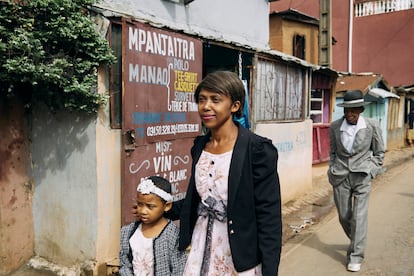 Desde la izquierda, Odliatemix Rafaraniriana, Joeline "Fara"  Rafaraniriana y su padre, Dada Paul Rakotazandriny, caminan para ir a la iglesia el domingo por la mañana en Mandrosoa Ivato, Antananarivo (Madagascar), el 12 de marzo de 2023.