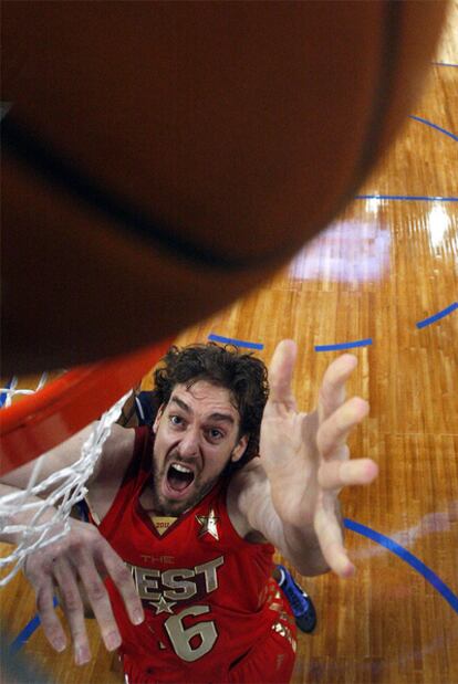 Gasol se dispone a capturar un rebote durante el Partido de las Estrellas.