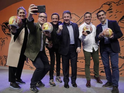 Los premiados, desde la izquierda, Maca de Castro, Paco Morales, Sergio Torres, Alberto Ferruz y Paolo Casagrande, con Martín Berasategui, en la gala de los Soles Repsol en San Sebastián.