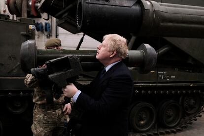 Boris Johnson visitaba a las tropas de la misión de la OTAN en Estonia, el 1 de marzo.
