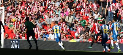 Williams dispara per marcar el primer gol de l'Athletic.