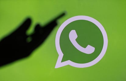 Logo de WhatsApp en la pantalla de un ordenador.