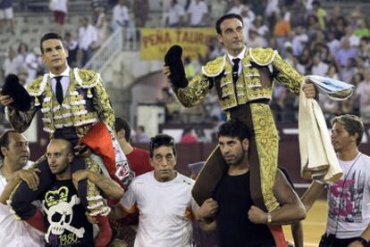 José María Manzanares y Enrique Ponce, a hombros en la Malagueta.