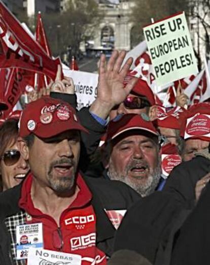 Trabajadores de Coca Cola durante la manifestación contra las políticas de austeridad, convocada por UGT, CCOO y USO, bajo el lema "Hay que parar las políticas de austeridad también en la Comunidad de Madrid" que ha partido esta tarde desde la plaza de Cibeles de Madrid, hasta Sol.