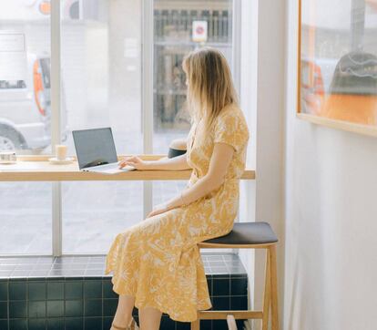 Chica con un MacBook