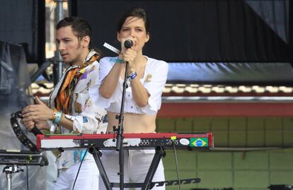 El grupo francés La Femme durante su actuación.