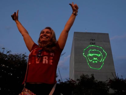 Una mujer se manifiesta a favor de la candidatura del expresidente Lula da Silva