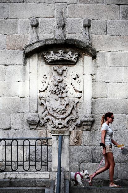 El escudo más antiguo de Madrid, el único emblema que queda del que fuera primer Ayuntamiento de Madrid y Toledo, que adorna la fachada de la Casa del Pastor, enclavada en pleno barrio de los Austrias.