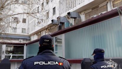 Dos agentes de la policía, en una calle de Valencia. 
