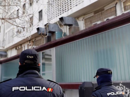 Dos agentes de la policía, en una calle de Valencia. 