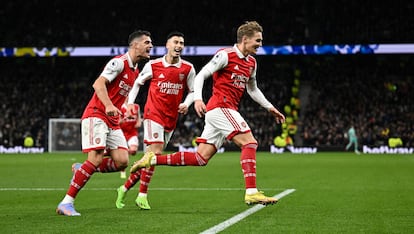 Martin Odegaard celebraba un gol con Granit Xhaka y Gabriel Martinelli