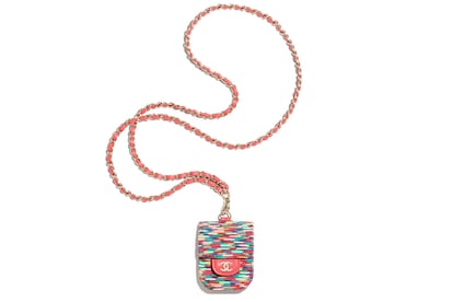 Chanel apuesta por una mezcla de colores de lo más veraniega en varias fundas para airpods de crochet o de hilos bordados como la de la imagen.