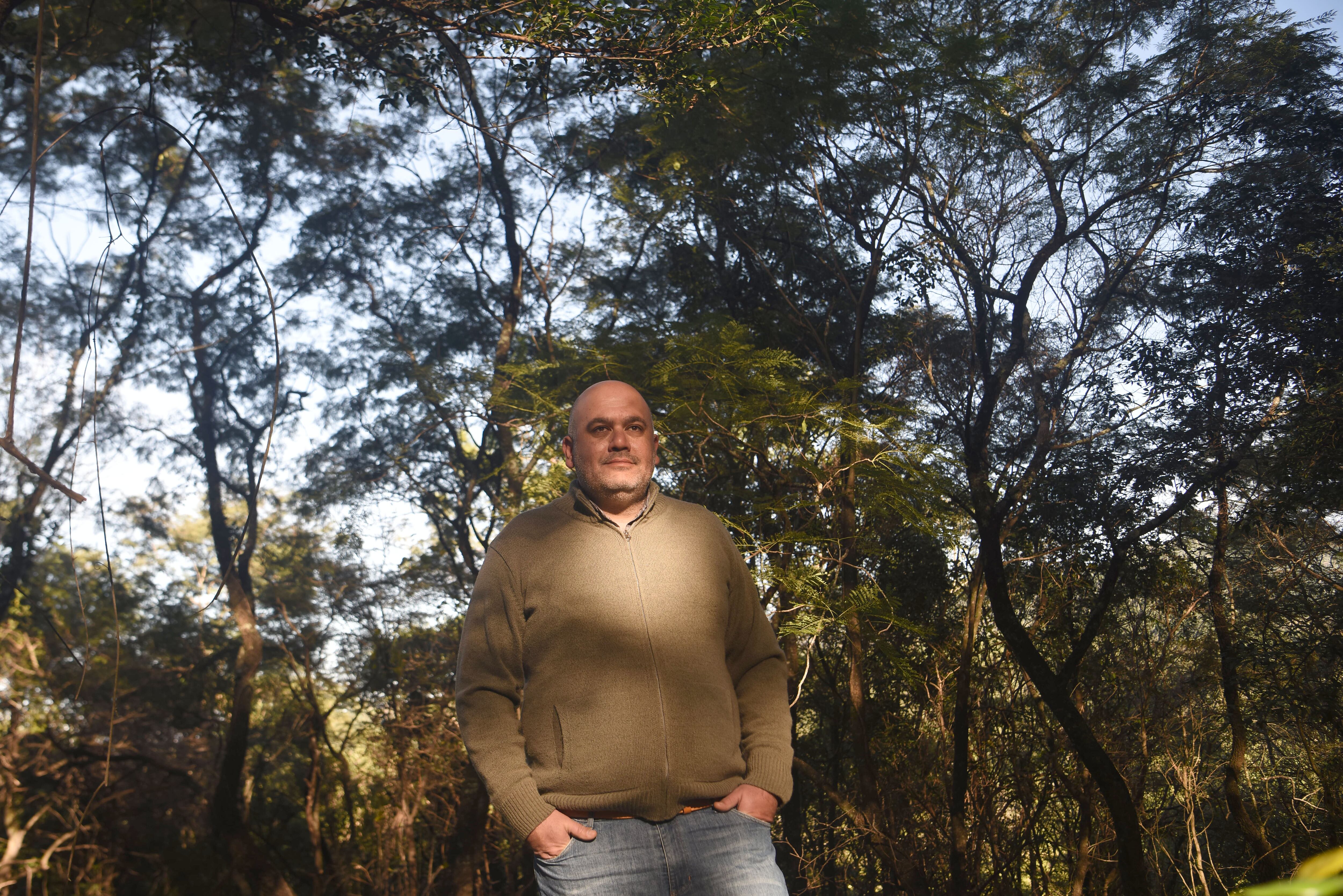 El ingeniero agrónomo Mariano Jasinski recorre plantaciones de café, en Tucumán.