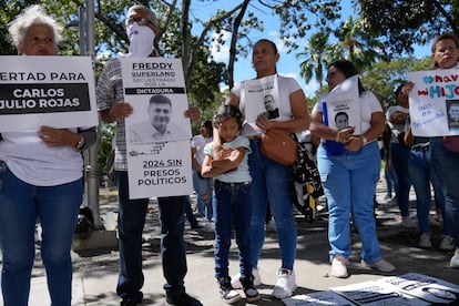 Familiares de presos políticos y de personas detenidas durante las protestas contra los resultados electorales, exigen su liberación frente a la Fiscalía General en Caracas, el 9 de diciembre de 2024.