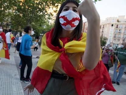 Una manifestante, en una concentración en contra del Gobierno en el barrio de Chamberí, en Madrid.