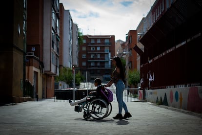 Aitana S., la niña que fue atropellada por el coche donde viajaba el director de la Policía de Madrid, junto a su madre, Johanna Cepeda, en una imagen de este miércoles en el distrito Latina de Madrid.