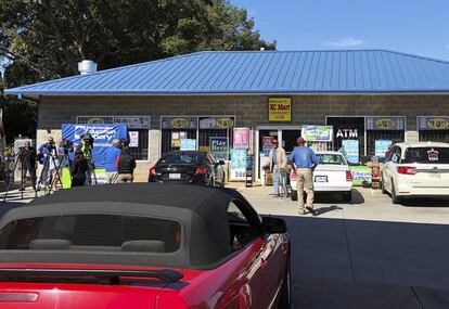 La fachada del KC Mart, en Simpsonville, Carolina del Sur. 