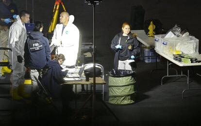 El equipo forense trabaja en la escena del tiroteo, en Thousand Oaks, un suburbio en las afueras de Los Ángeles (California).