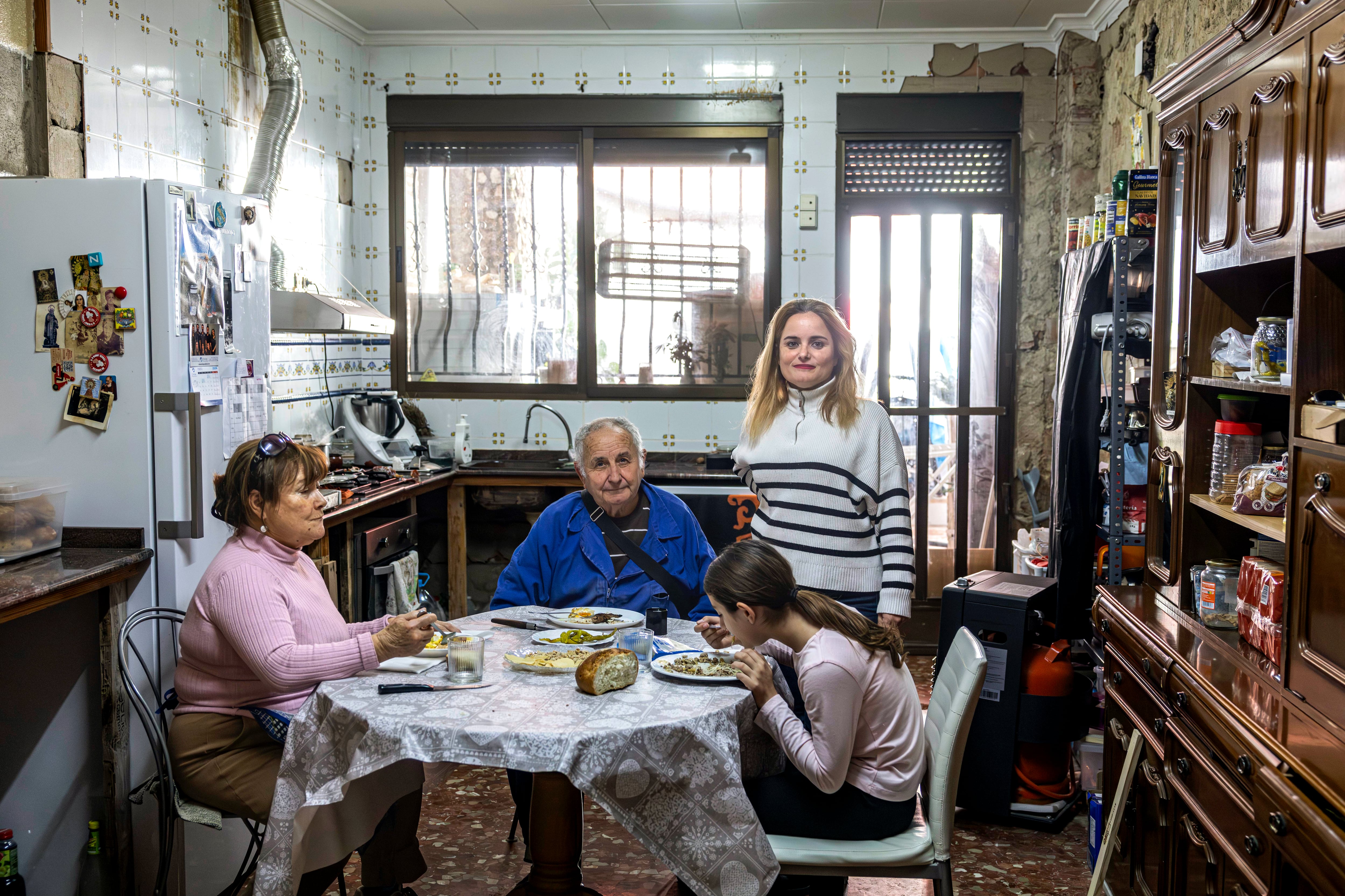 Mónica Fernandez Noche y su hija Andrea, en la casa de sus padres, Eulalio y Tonica, en Catarroja.