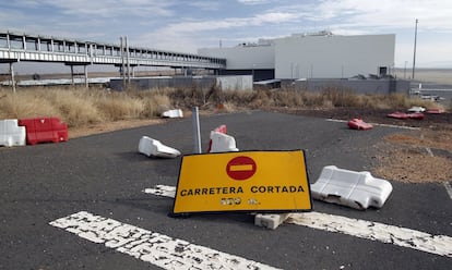 Recorrido por las instalaciones cerradas del aeropuerto de Ciudad Real. En la imagen, carretera cortada cerca del aeródromo, en diciembre de 2013.