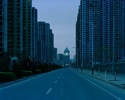 Abril de 2013, masificación urbanística en Lanzhou, 
en el distrito de Anning, 
en la provincia de Gansu.
