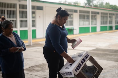 Votantes acuden a las urnas en Ciudad de México.
