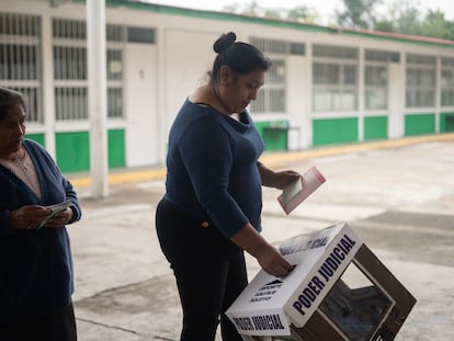 Votantes acuden a las urnas en Ciudad de México.
