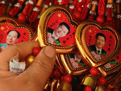 Collares con la efigie del presidente chino a la venta en Pekín.