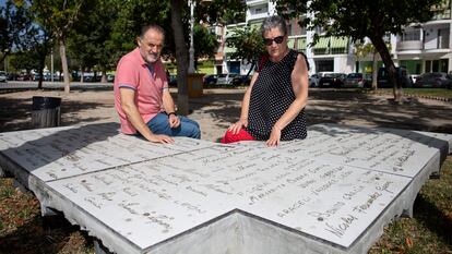 Javier y Conchi Cabello, junto al monumento que recuerda a los fallecidos en el parque de la Memoria de Torre del Mar.