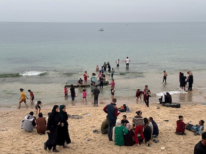Decenas de palestinos disfrutaban de un día de playa este lunes en Deir al Balah, en el centro de la franja de Gaza, durante la tregua temporal entre Israel y Hamás. 