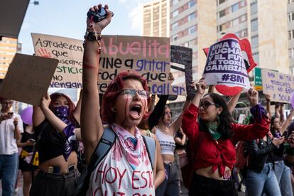 Mujeres marchan durante la conmemoración del día Internacional de la Mujer, el 8 de marzo en Bogotá