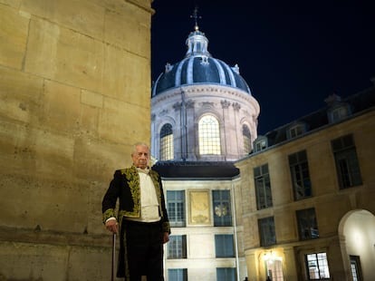 Vargas Llosa posa en el patio del Instituto Francés, este jueves en París. 