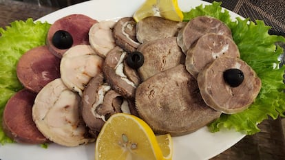 Plato de embutidos locales servido en un restaurante de Bujará (Uzbekistán). A la derecha, rodajas de kazy.