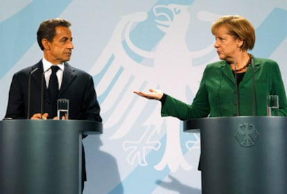 Nicolas Sarkozy y Angela Merkel, en su rueda de prensa conjunta en Berlín.