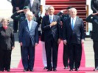 El presidente de EE UU es recibido por Benjamín Netanyahu y Simón Peres en su primera visita oficial en el cargo a la zona