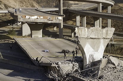 A las 4:30 de la madrugada del 17 de enero de 1994, la tierra tembló en el norte de Los Ángeles. El terremoto, de magnitud 6,7 en la escala Richter, se produjo en una falla que pasa bajo el barrio de Northridge, del que recibió el nombre por el que se le conoce desde aquel día. Murieron 57 personas, la mayoría de ellas atrapadas mientras dormían en apartamentos mal acondicionados para resistir el temblor. La foto es de la autopista 14, al norte de Los Ángeles, destruida por el terremoto. Sobre el asfalto, el cadáver de un agente de policía que se precipitó con su moto al vacío. El terremoto de Northridge fue el último aviso de que la ciudad de Los Ángeles, una de las zonas sísmicas más activas del mundo, debe prepararse para un escenario catastrófico en algún momento de los próximos 100 años: el llamado 'Big One', el gordo.