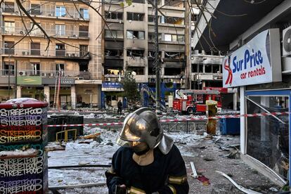 Un bombero revisa los daños causados tras la explosión de un edificio en el centro de Atenas (Grecia).