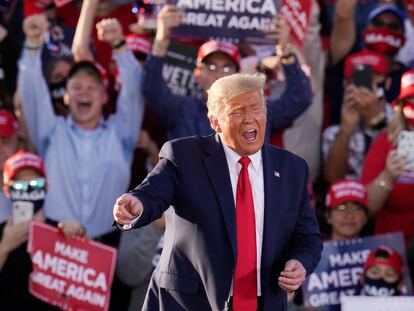 El presidente de Estados Unidos, Donald Trump, en un mitin de campaña este lunes en Tucson, Arizona (EE UU).