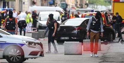 La policía francesa en la zona de Lyon donde ha explotado un artefacto.