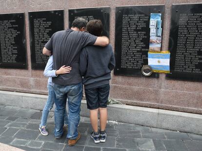 Um veterano das Malvinas recorda seus companheiros mortos na guerra de 35 anos atrás, em frente ao memorial da praça San Martín, em Buenos Aires.