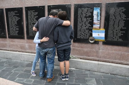 Un veterano de Malvinas recuerda a sus compa&ntilde;eros muertos a 35 a&ntilde;os de la guerra, frente al cenotafio de la Plaza San Mart&iacute;n, en Buenos Aires.