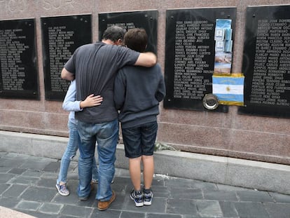 Un veterano de Malvinas recuerda a sus compa&ntilde;eros muertos a 35 a&ntilde;os de la guerra, frente al cenotafio de la Plaza San Mart&iacute;n, en Buenos Aires.