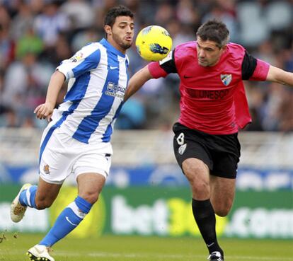 Vela controla el balón ante Toulalan.