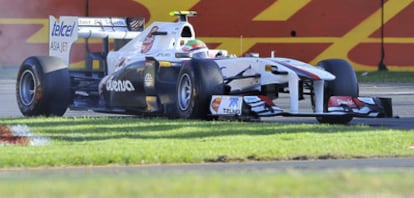 El mexicano Sergio Pérez, piloto de Sauber, toma una curva.