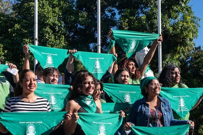 Demonstrators wave bandanas in support of Beatriz.
